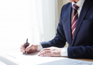 年収300万円以下の永住権申請サムネ