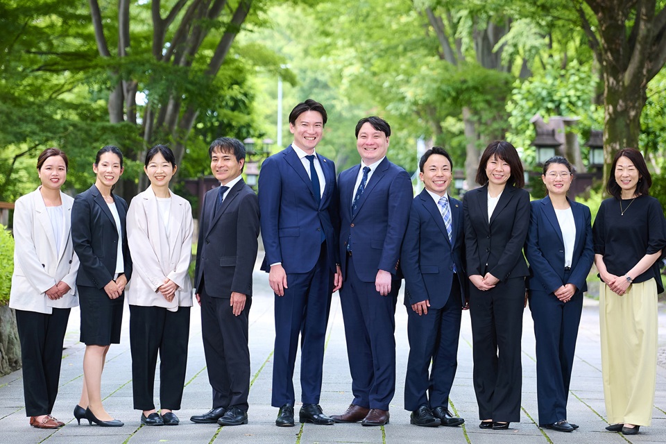 行政書士及び通訳スタッフの集合写真