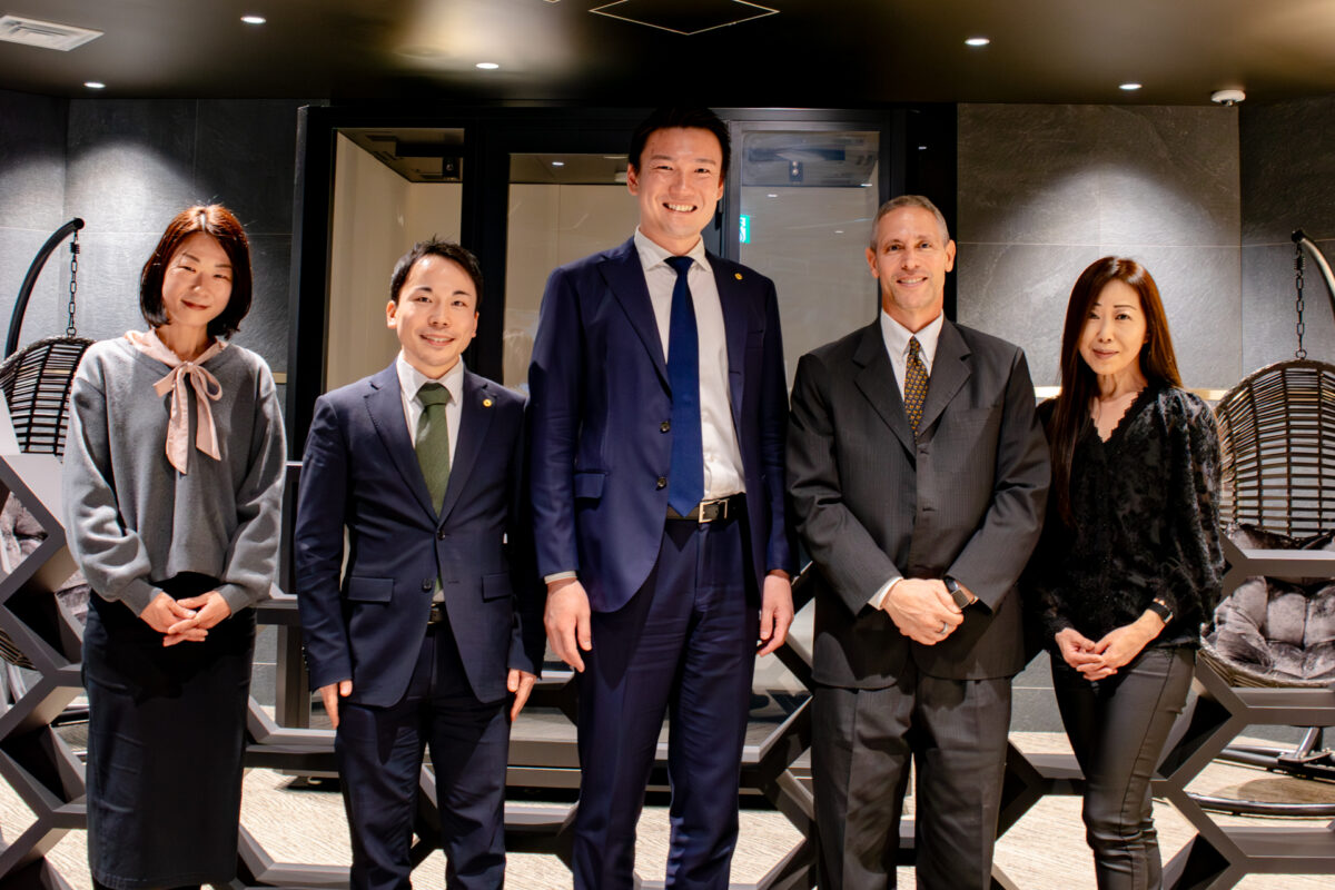 行政書士法人タッチと提携先であるアメリカの弁護士事務所との集合写真